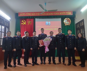 Chi bộ Viện KSND huyện Phú Xuyên kết nạp Đảng viên mới